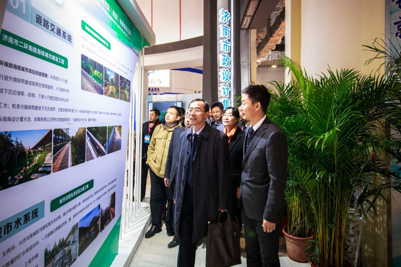 省住建廳及地市建設(shè)部門等領(lǐng)導(dǎo)蒞臨集團展位參觀