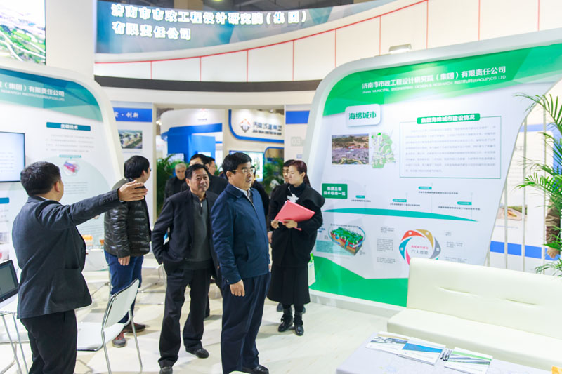 臨沂市住建局張衛(wèi)強局長等領(lǐng)導(dǎo)蒞臨集團展位參觀